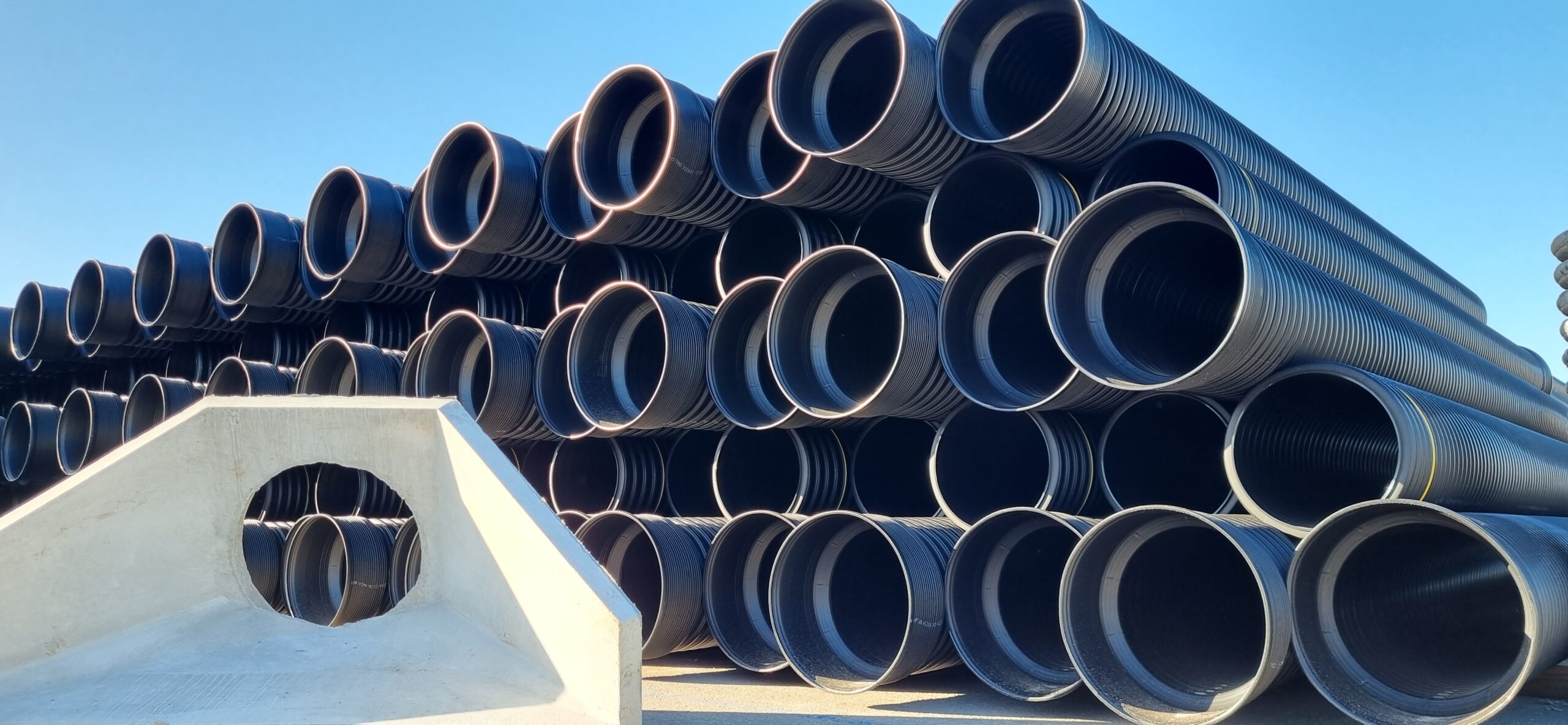 Corrugated rHDPE pipe with concrete headwall